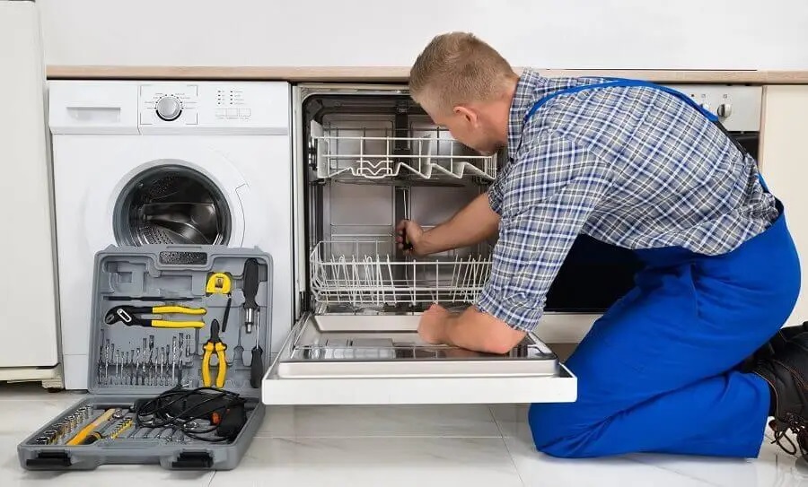 Söğütlü Panasonic servisi teknisyen ekibi beyaz eşya tamiri yaparken